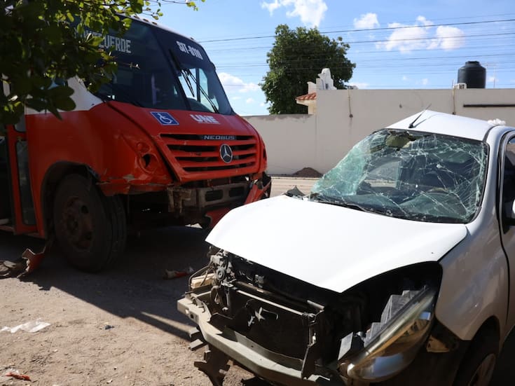 Conductor a alta velocidad choca con camión urbano en colonia Los Ángeles y queda gravemente herido