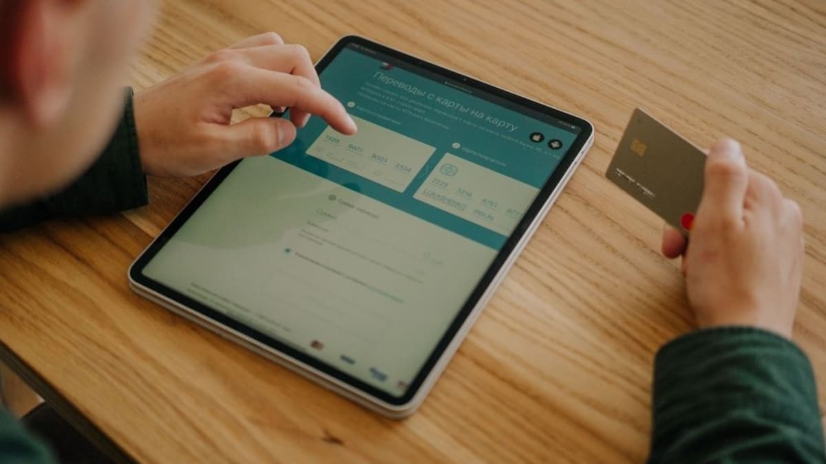 La diferencia que salva tu dinero es que el NIP se usa solo para el cajero o tiendas físicas mientras que el CVV dinámico de tu app es el único código que debes poner al hacer compras seguras por internet, un hábito indispensable para blindar tus tarjetas contra la clonación y evitar fraudes o cargos no reconocidos