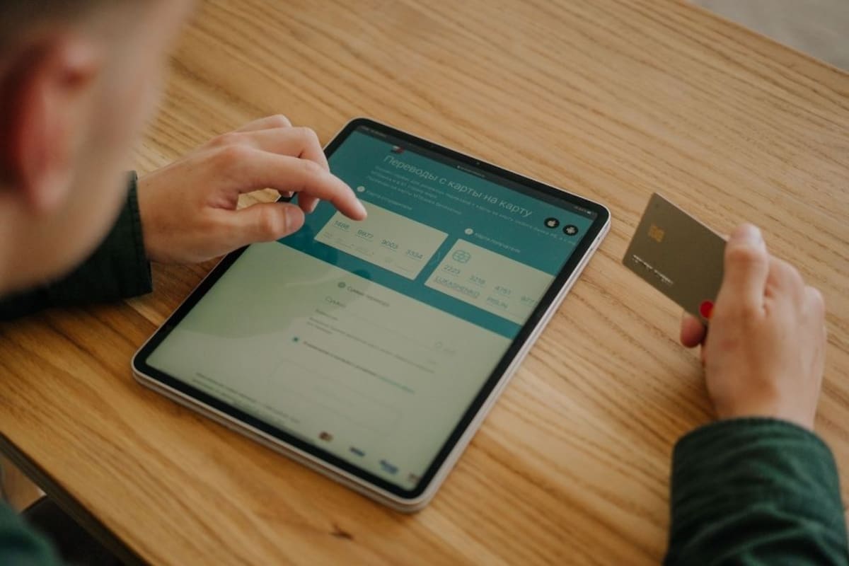 La diferencia que salva tu dinero es que el NIP se usa solo para el cajero o tiendas físicas mientras que el CVV dinámico de tu app es el único código que debes poner al hacer compras seguras por internet, un hábito indispensable para blindar tus tarjetas contra la clonación y evitar fraudes o cargos no reconocidos