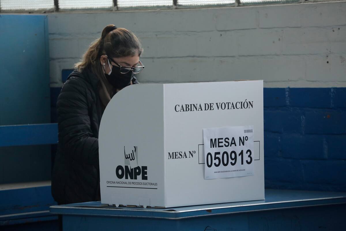 Peruanos emiten su voto en el colegio Héroes de la Breña, distrito El Agustino, hoy en Lima (Perú). EFE/John Reyes