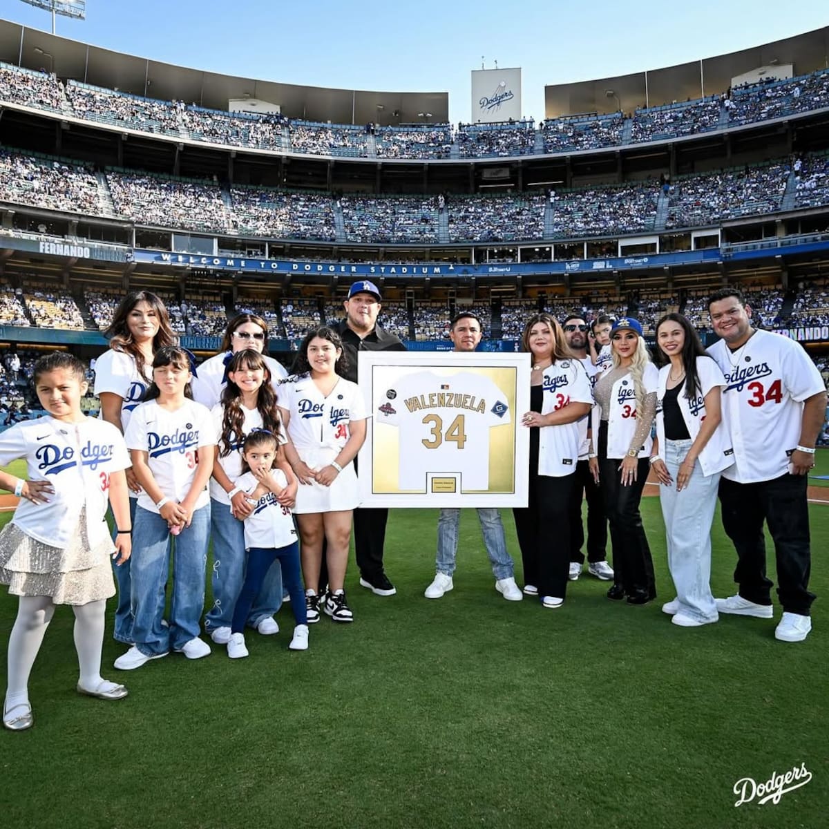 La familia Valenzuela Burgos en el Dodger Stadium tras recibir el jersey conmemorativo de Fernando Valenzuela. (Foto: @dodgers)