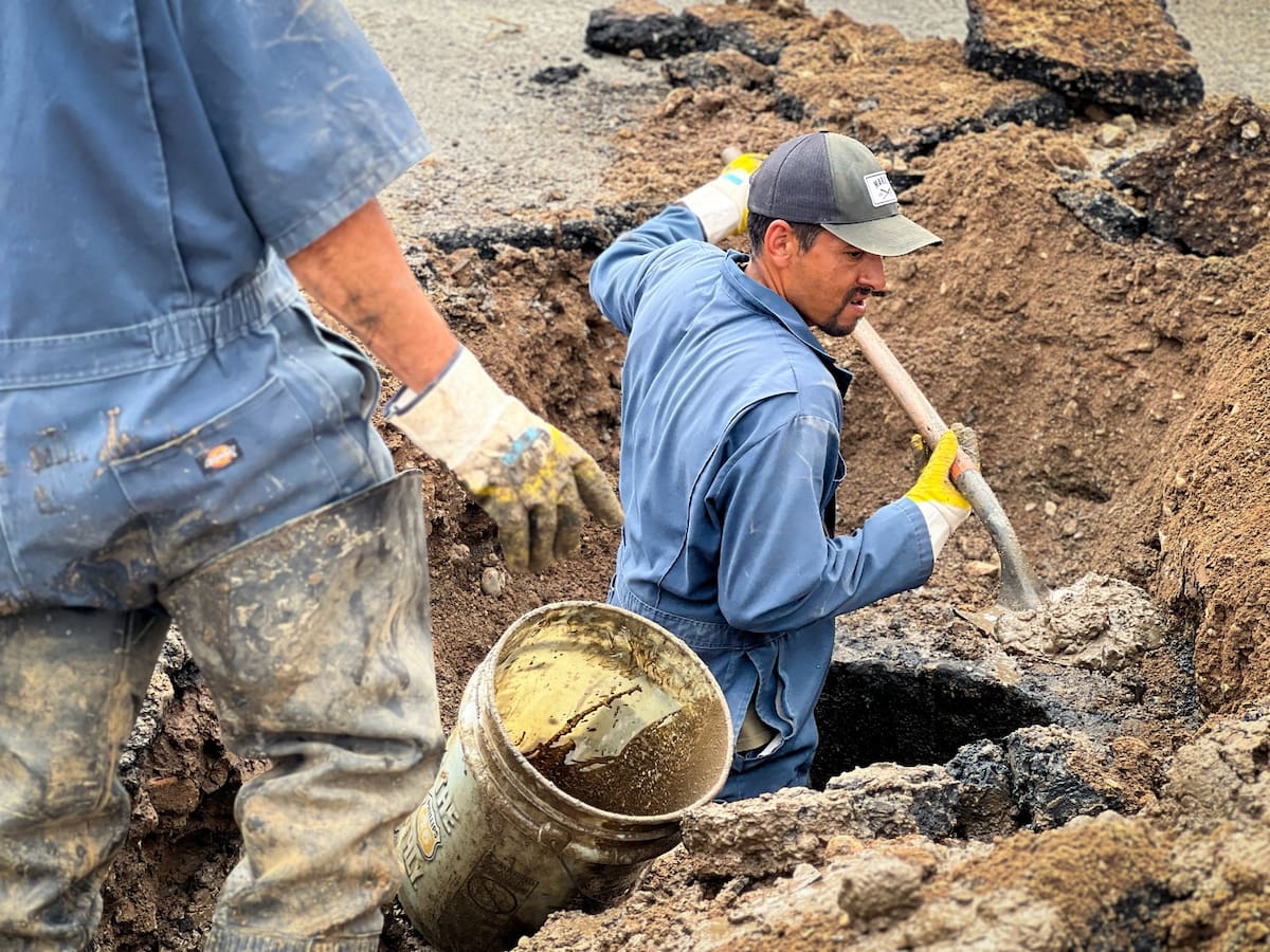 Maquinaria y personal de la CESPE realizan trabajos de mantenimiento, limpieza y desazolve en la red de alcantarillado sanitario de Ensenada, como medida preventiva ante el pronóstico de lluvias. Foto: Cortesía