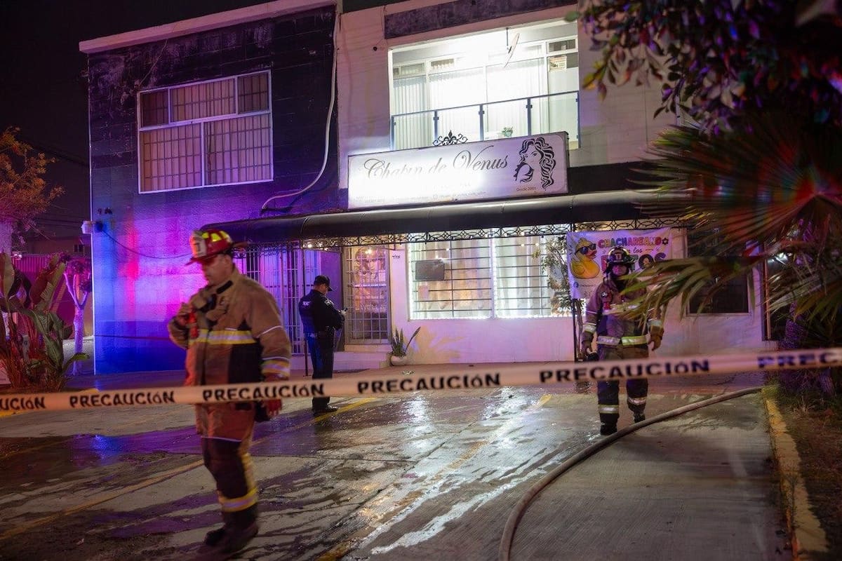 Incendian bazar en Playas de Tijuana; investigan posible ataque con bombas molotov