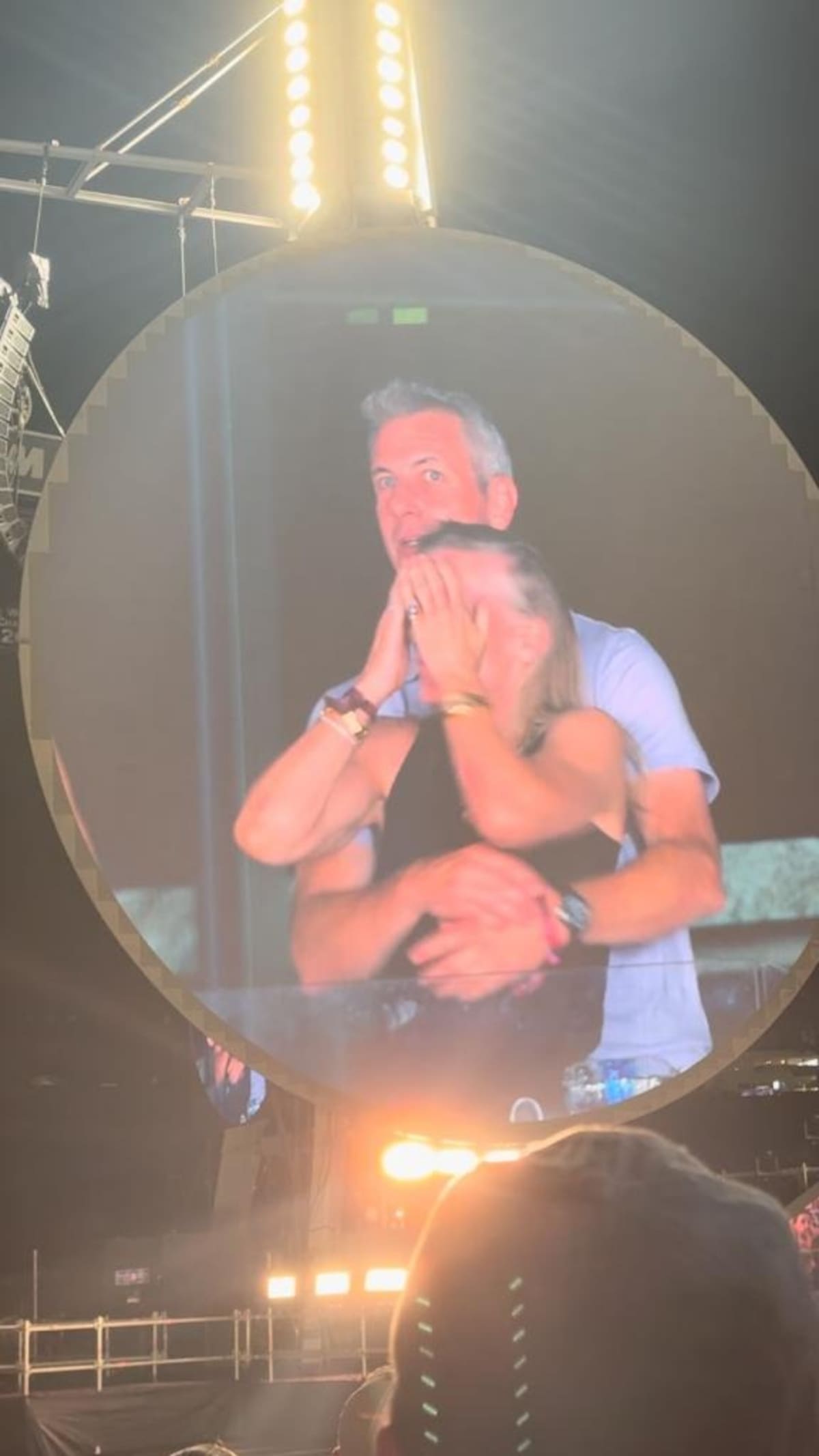 La infidelidad del ahora ex CEO de Astronomer junto a la jefa de Recursos Humanos de la empresa durante el concierto de Coldplay se volvió viral. | Grace Springer via Storyful