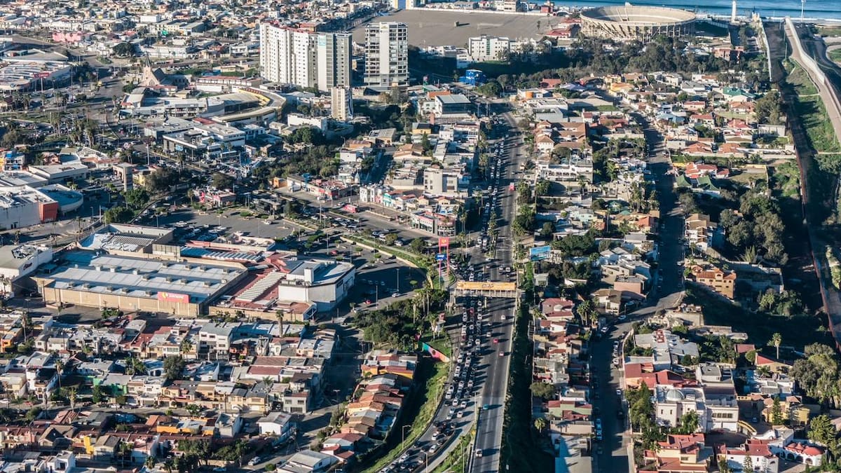 Dos accidentes consecutivos involucraron a cuatro vehículos y provocaron intenso tráfico en la salida de Playas de Tijuana. Foto: Border Zoom