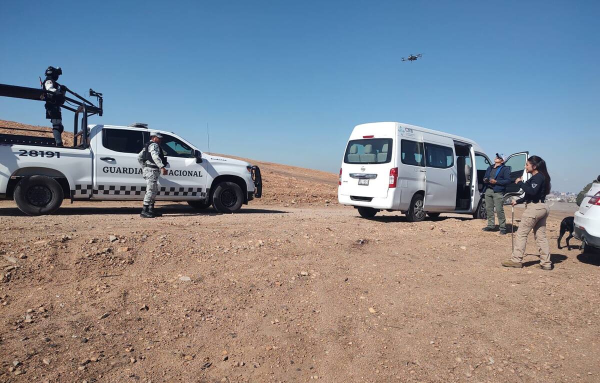 En la zona fueron encontrados diversos objetos, entre ellos un equipo telefónico, un casquillo y prendas de vestir.