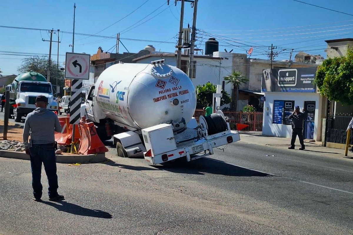 Pipa de gas con 10 mil litros cae en socavón en Hermosillo; evacuan zona