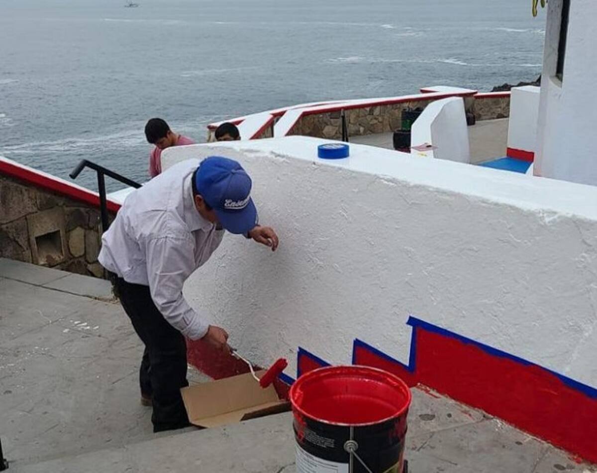 Con apoyo del personal del Fideicomiso La Bufadora, se realizaron trabajos de mejoramiento, entre ellos, pintura de muros, banquetas, rampas y reparación de luminarias.