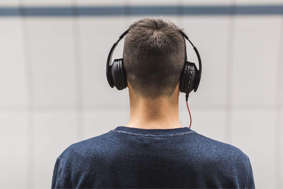 El uso excesivo de audífonos con cancelación de ruido podría estar afectando la capacidad cerebral de los jóvenes, según especialistas