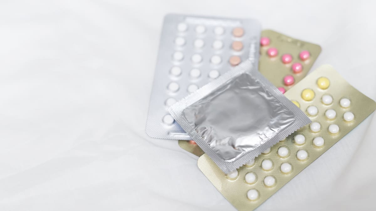 Un estudio publicado en el British Medical Journal reveló que los anticonceptivos hormonales están asociados con un mayor riesgo de ataques cardíacos y accidentes cerebrovasculares isquémicos|Foto: Canva