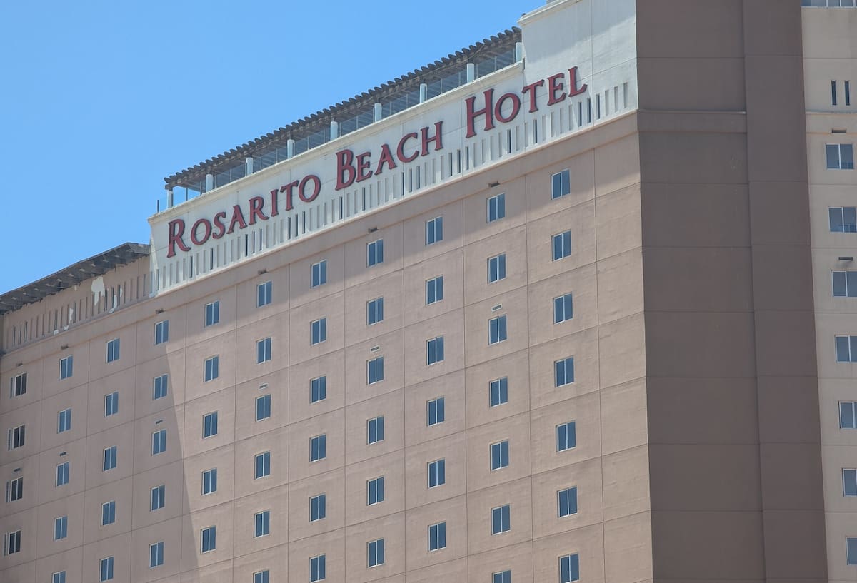 Cerca de 150 personas entre actores, extras y personal de staff se hospedan en el Rosarito Beach Hotel para la realización del montaje de los sets.