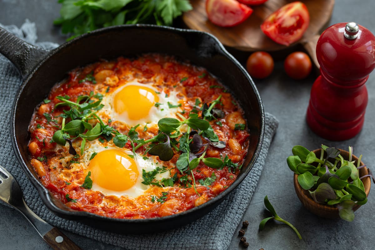 Huevos ahogados en salsa de frijol y cilantro