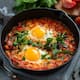 Huevos ahogados en salsa de frijol y cilantro
