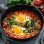 Huevos ahogados en salsa de frijol y cilantro
