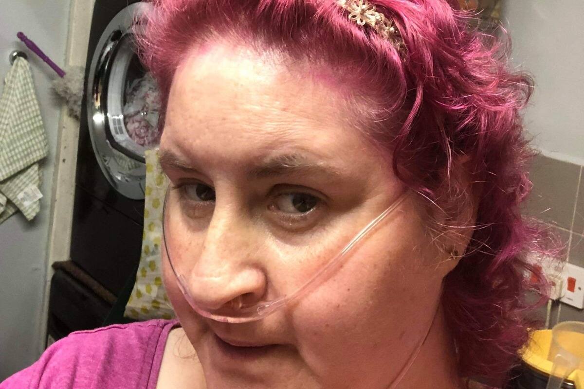 Mujer con cáncer de mama celebra Navidad en octubre; le quedan 15 días de vida