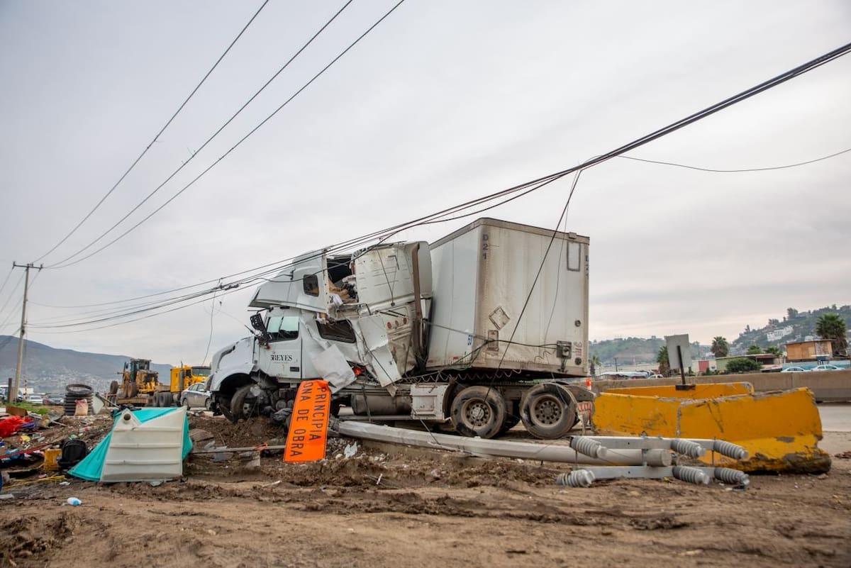 El conductor, de 28 años, fue valorado por paramédicos y no requirió traslado a un hospital. Foto: Border Zoom