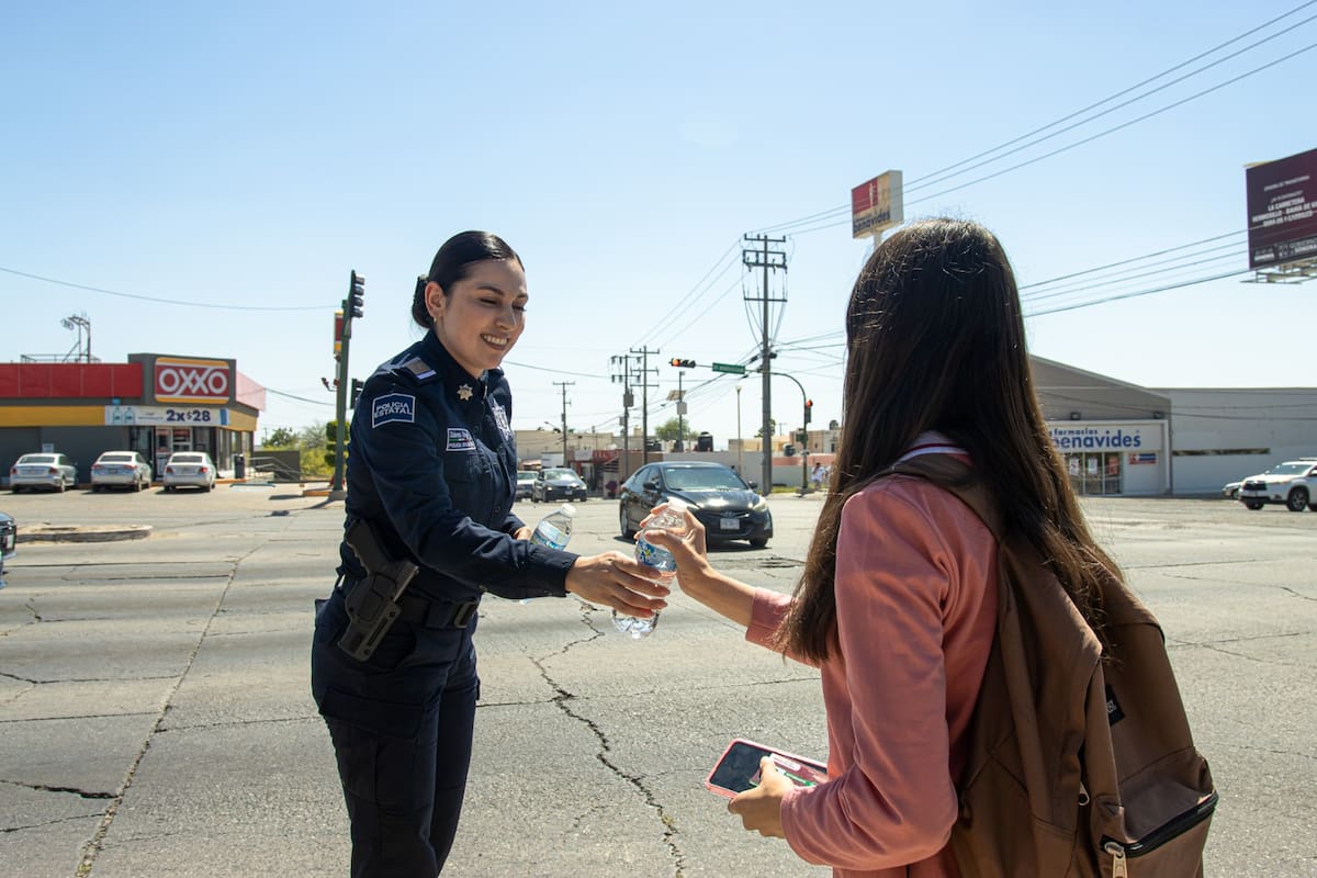 Elementos de las Policía Estatal de Seguridad Pública, que pertenecen
a la División de Proximidad Ciudadana, entregaron botellas de agua a
ciudadanos para que se hidraten. FOTO: BANCO DIGITAL
