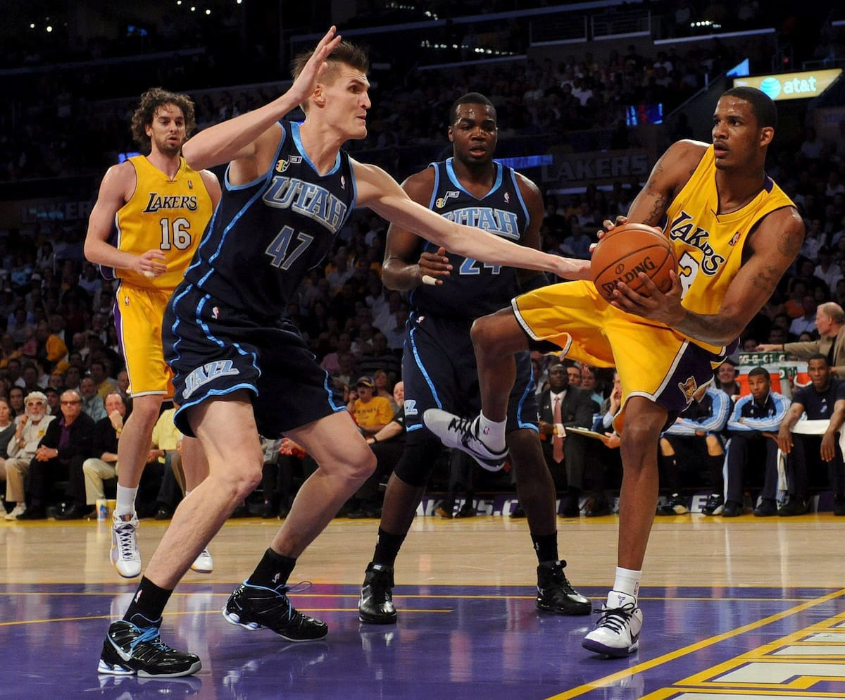 AGX16- LOS ANGELES (EEUU), 21/04/09.- El jugador de los Lakers de Los Angeles Trevor Ariza (d) atrapa la bola ante Andrei Kirilenko (i) de los Jazz de Utah, durante la primera mitad del juego de la fase final de la NBA que se disputa en el Staples Center de Los Angeles, California (EEUU), hoy 21 de abril de 2009. EFE/ANDREW GOMBERT /PROHIBIDO SU USO EN CORBIS