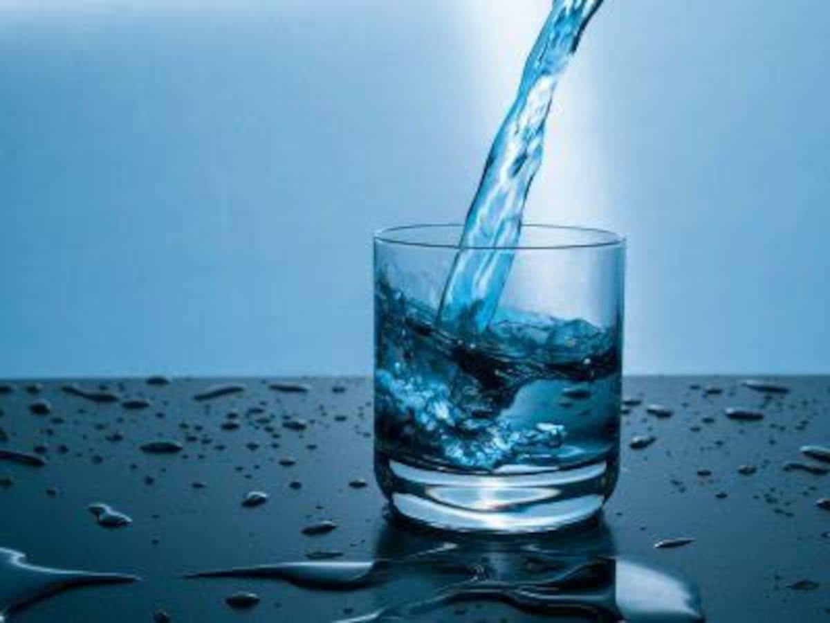 Tomar menos de 1.5 litros de agua al día podría elevar los niveles de cortisol, la hormona relacionada con el estrés, según un estudio