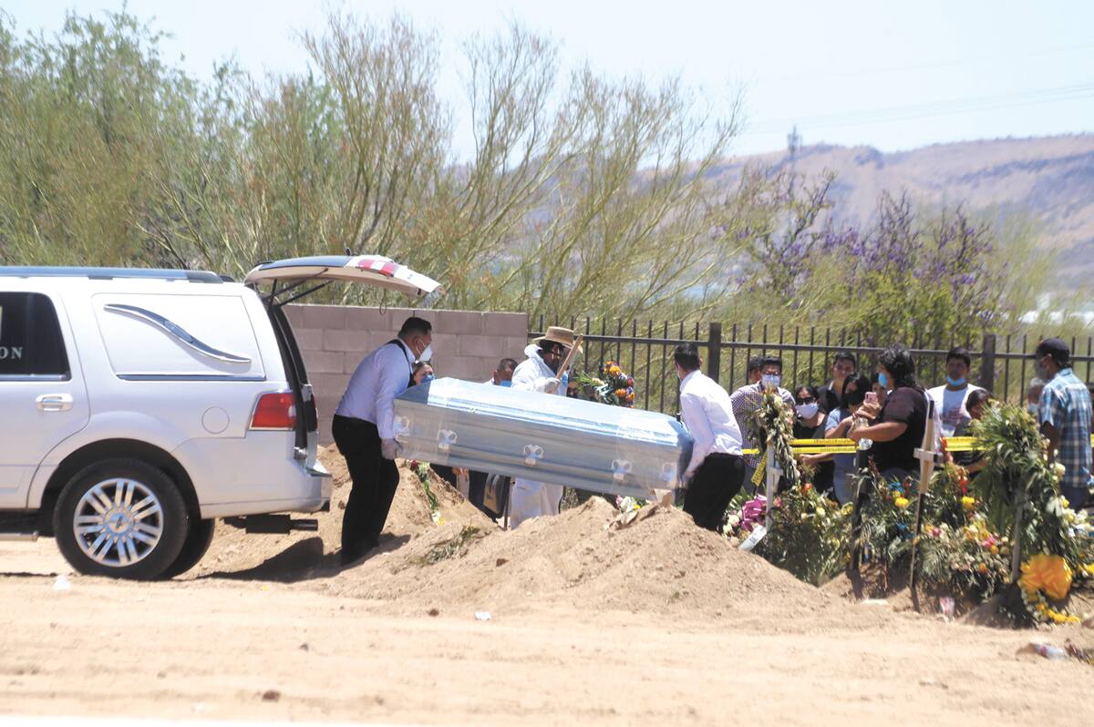 Tanto los funerales como los sepelios son cortos y no hay mucho tiempo para el último adiós.