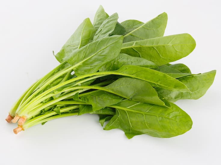Por qué la espinaca es uno de los vegetales más completos para la salud