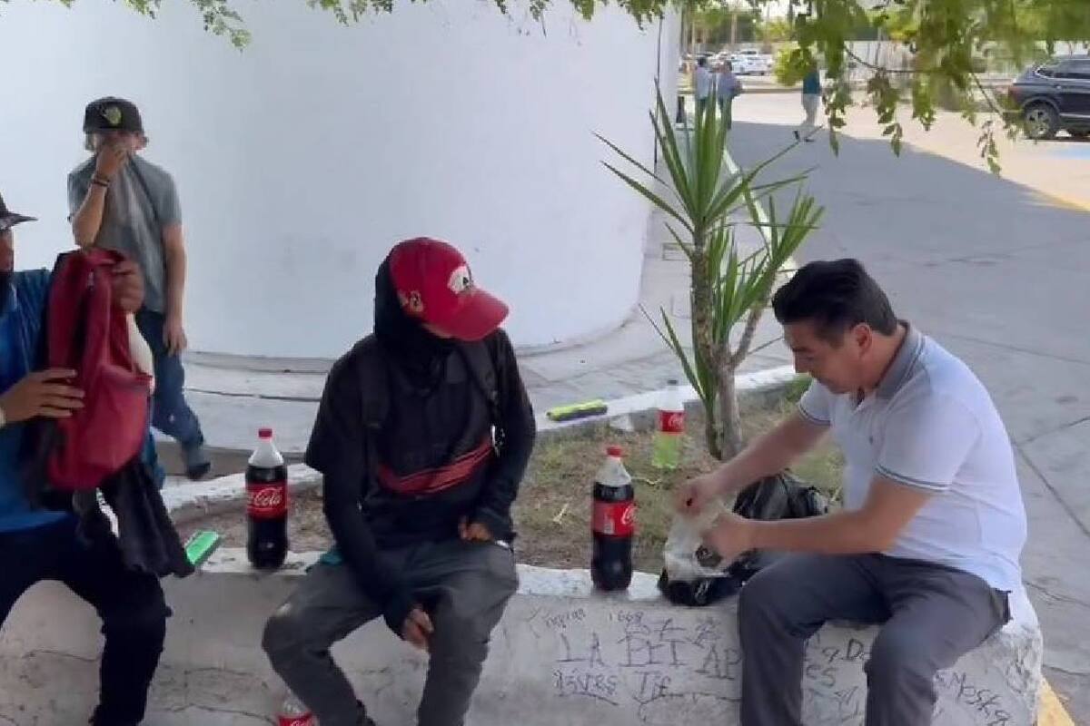Jorge “Travieso” Arce comparte comida con limpiaparabrisas en Sinaloa