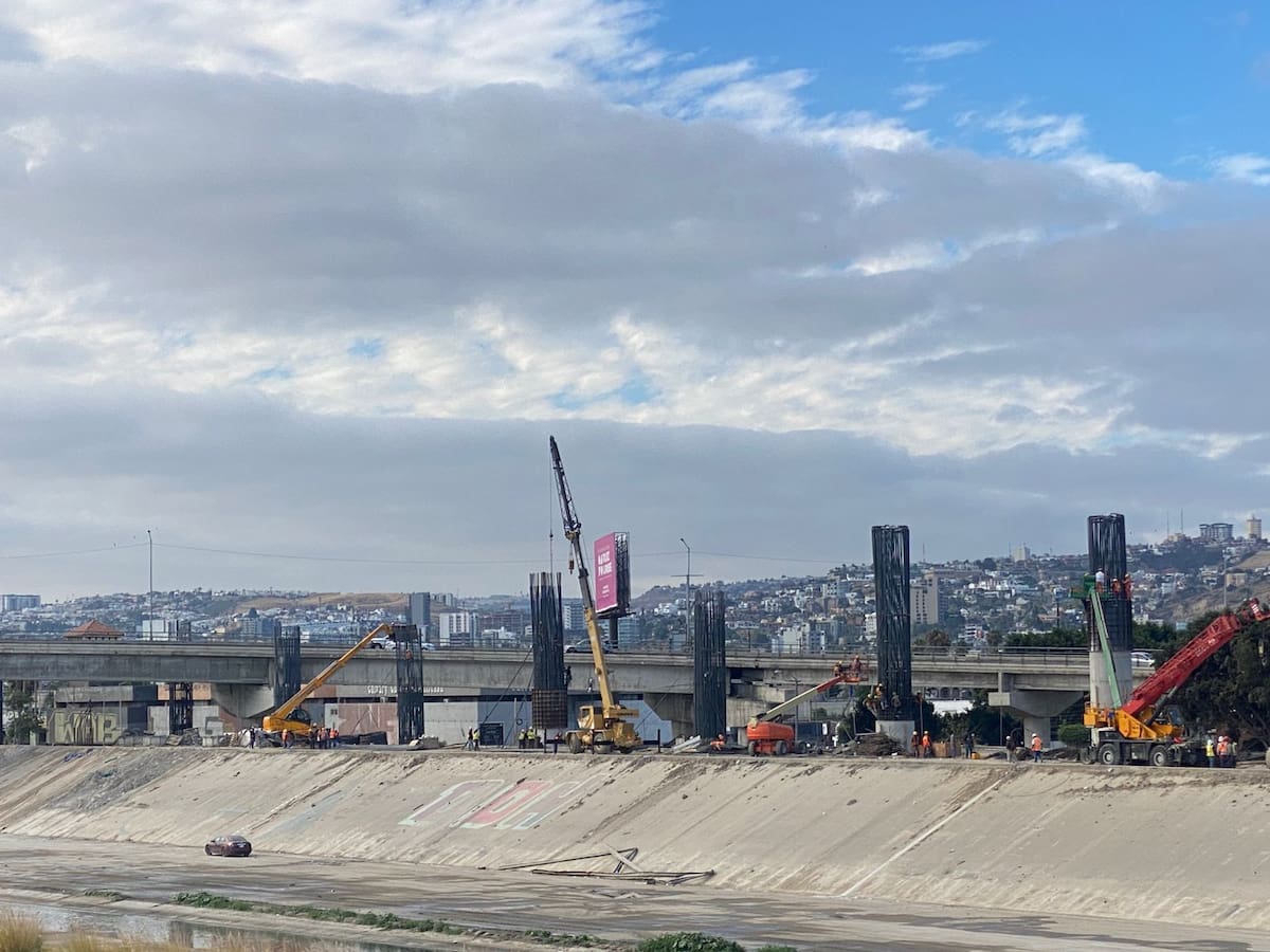 La obra que conectará el Aeropuerto Internacional de Tijuana con la Garita de San Ysidro y Playas de Tijuana registra un avance del 80%. Foto: Glenn Sánchez
