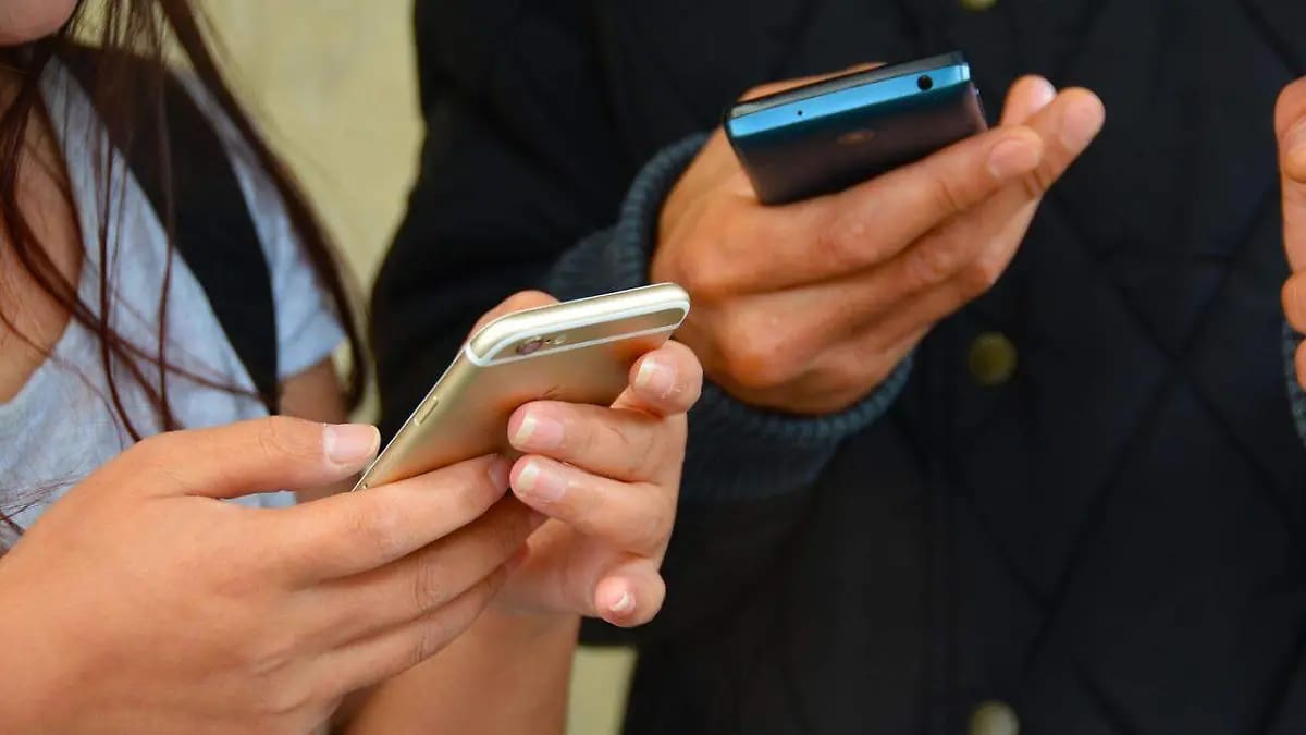 El SIM swapping permite que terceros tomen control de una línea telefónica al obtener una tarjeta SIM asociada al mismo número.