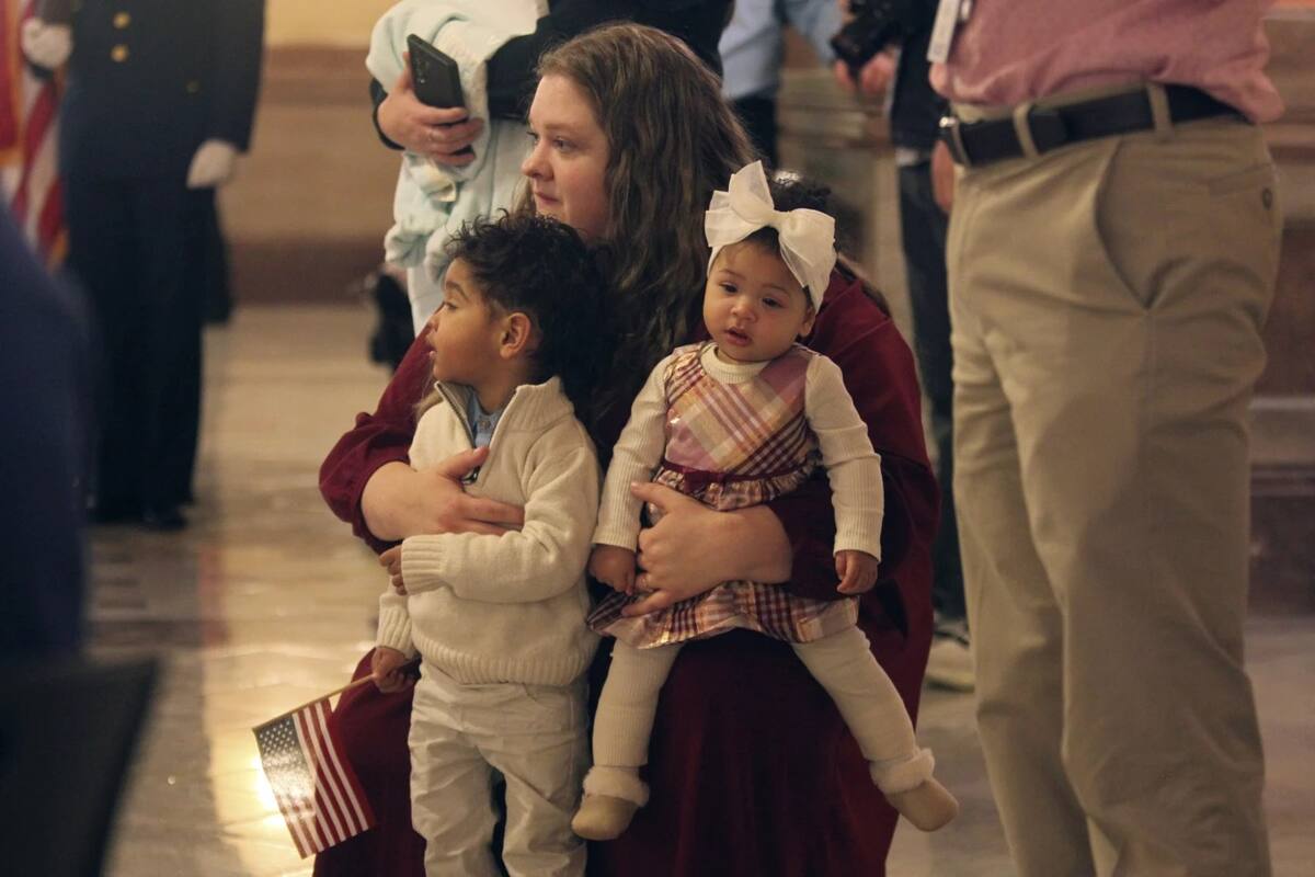 Hanna Ugbo junto a sus hijos mientras observan a su esposo, Jerry Ugbo, juramentarse como ciudadano americano en Estados Unidos el pasado 27 de enero del 2025. | Crédito: AP