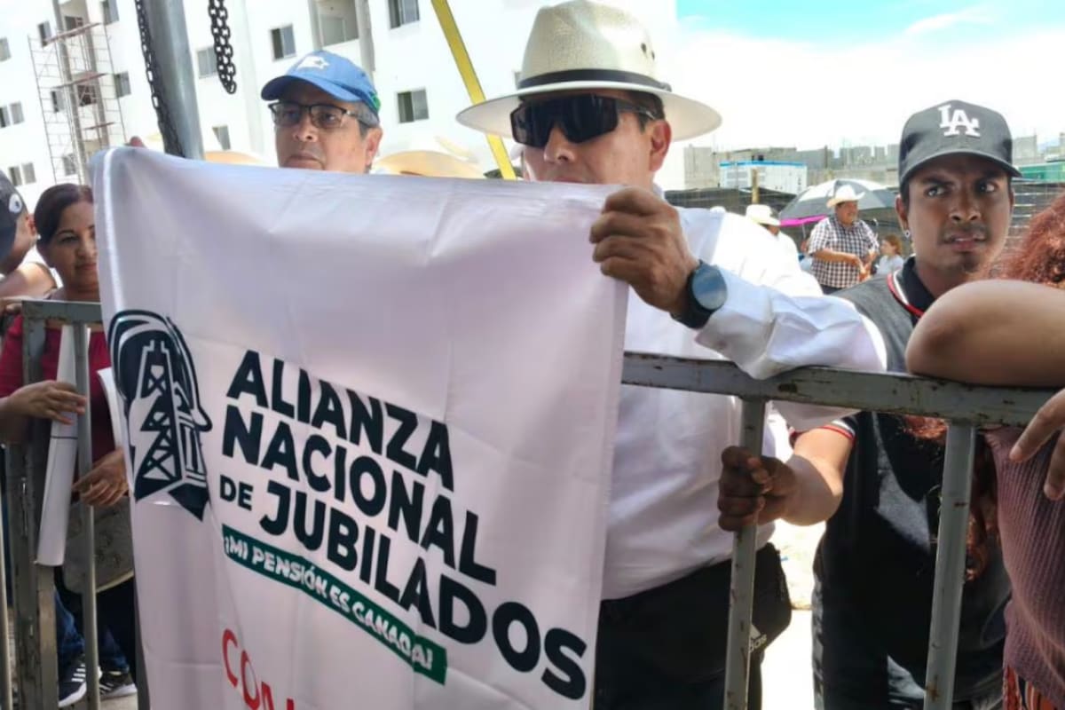 Integrantes de la Alianza Nacional de Jubilados llevaron a la Cámara de Diputados los resultados de una consulta a 200 mil personas que rechaza que la reforma al artículo 127 constitucional aplique de forma retroactiva a las pensiones ya otorgadas
