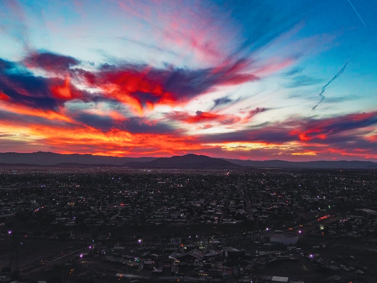 Un atardecer que tiñe el horizonte capitalino, rindiendo tributo a la memoria y al valor colectivo del Asalto a las Tierras. Un recordatorio eterno de lucha, unión y esperanza. (Foto: Juan J. Morales)