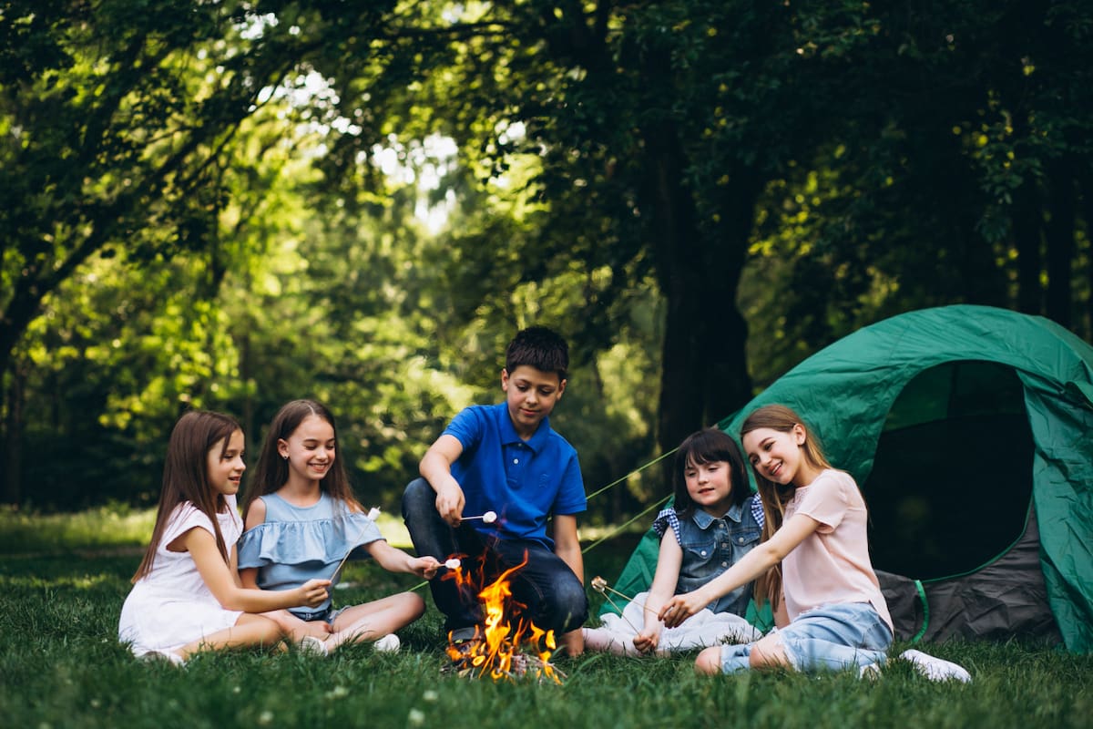 Según información de la Anpec, el costo de una actividad como la estancia en un campamento, puede costar hasta $3,500 pesos por semana. | Foto: Freepik