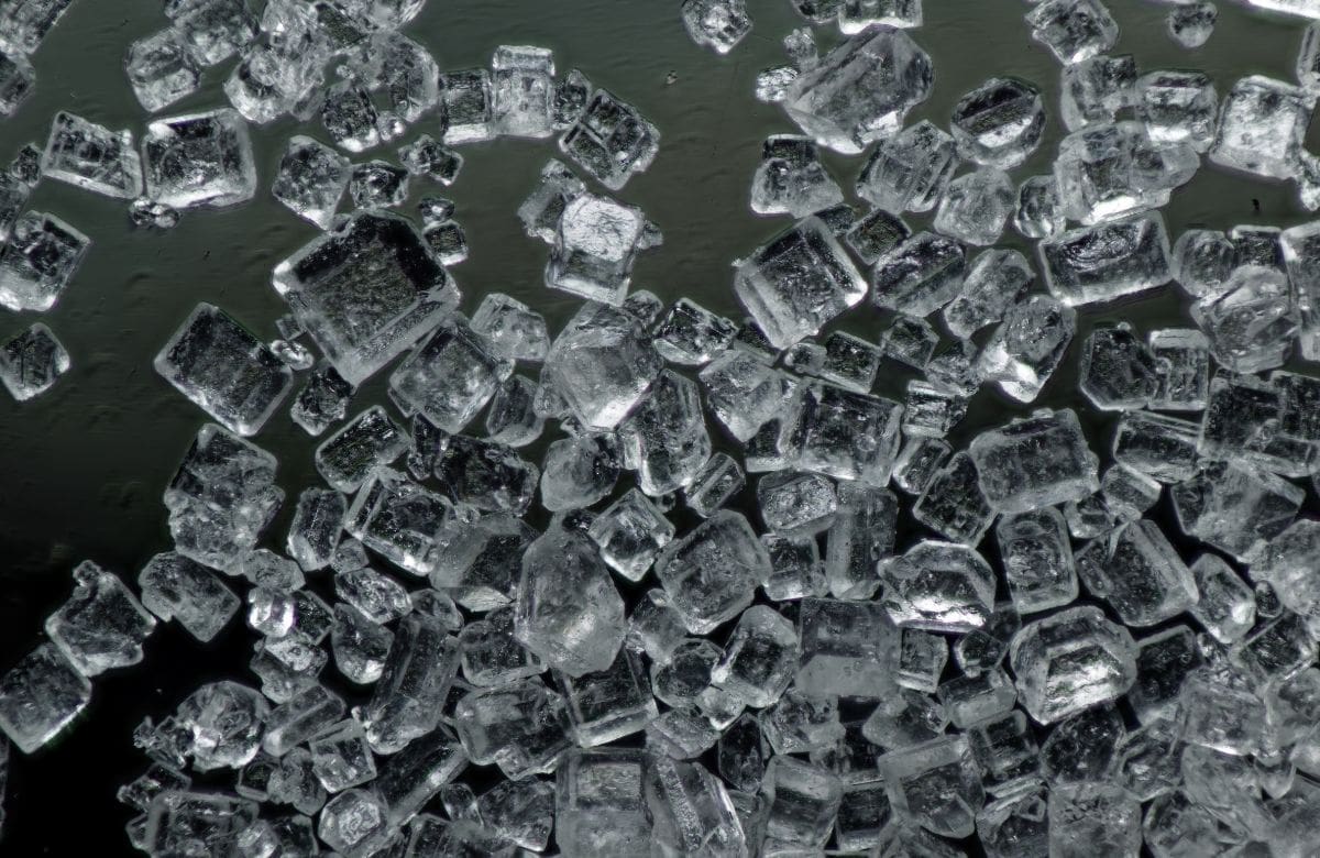 El hack del hielo antes del maquillaje para sellar poros y refrescar el rostro | Foto: Especial (canva)