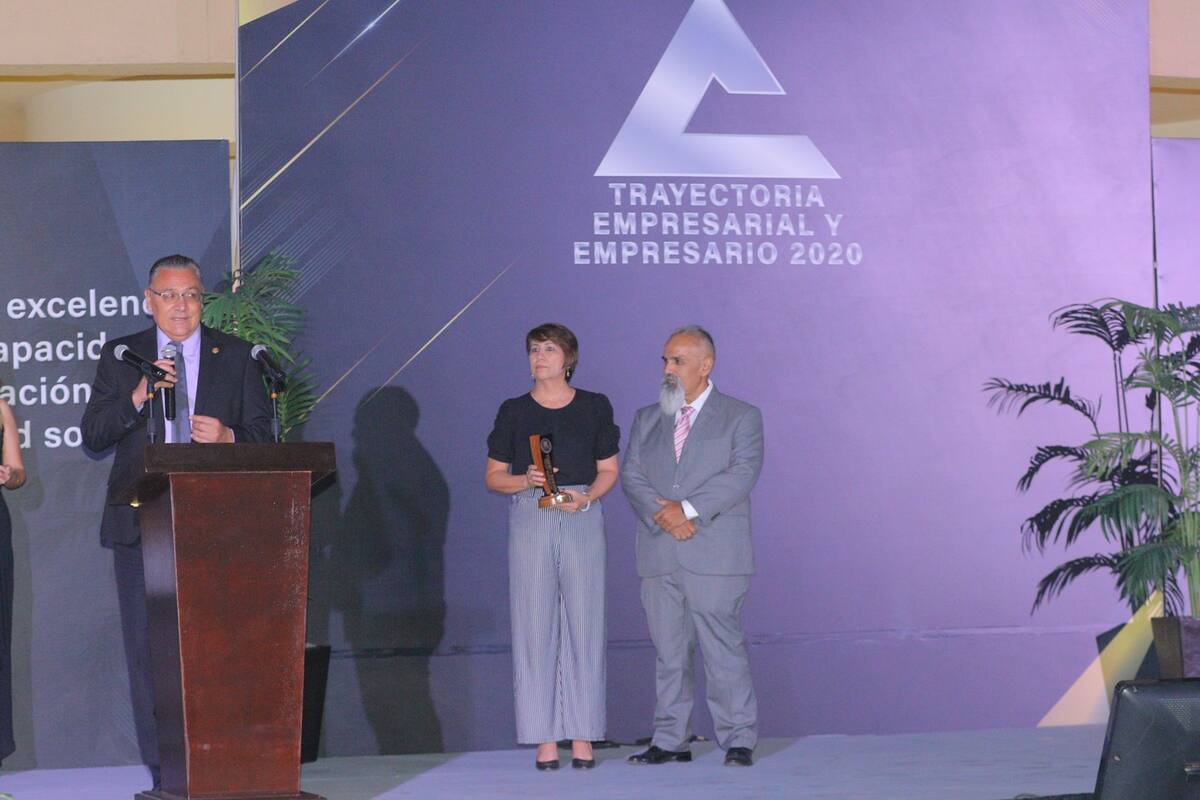 Reconoce Canaco Hermosillo a empresario y comerciante del año; entrega distinciones