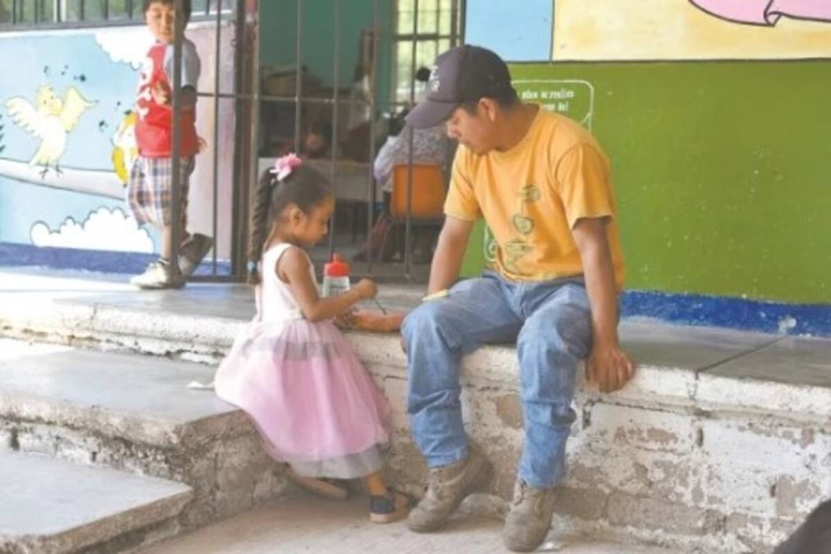 Fallece su esposa y deja su trabajo para hacerse cargo de su hija