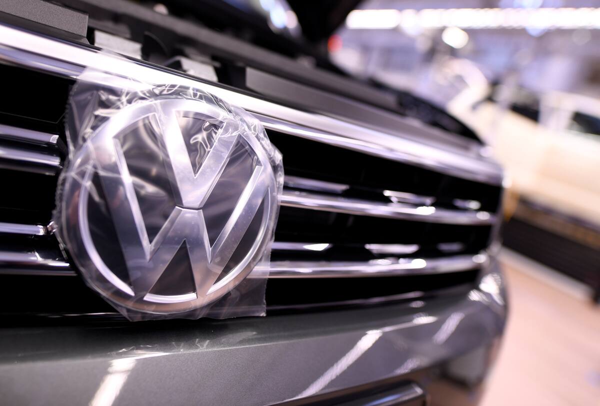 FOTO DE ARCHIVO: Un logotipo de Volkswagen aparece en una línea de producción en la planta de Volkswagen en Wolfsburg, Alemania 1 de marzo de 2019. Foto tomada el 1 de marzo de 2019. REUTERS/Fabian Bimmer/