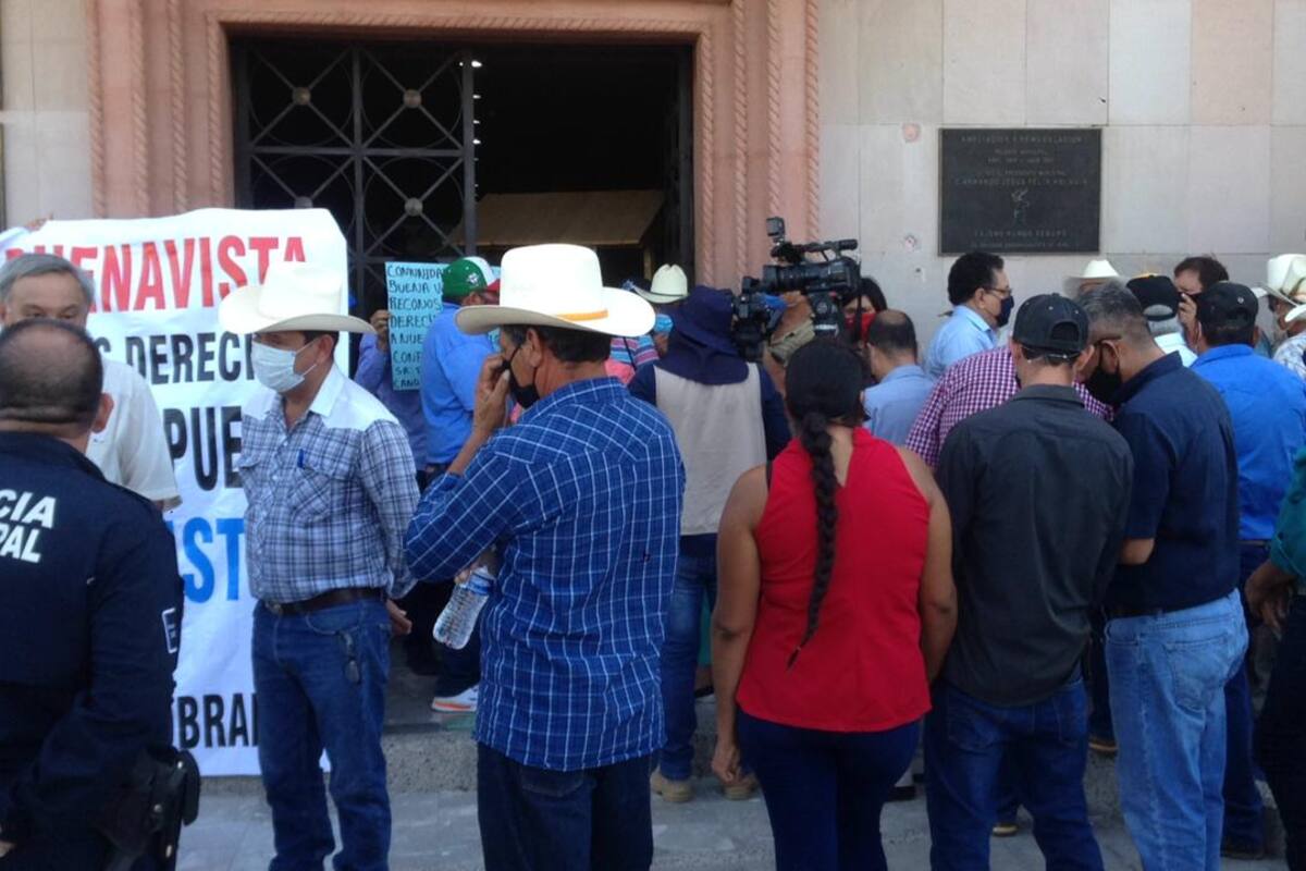 Habitantes de Buenavista se manifiestan en Palacio Municipal a la espera de AMLO