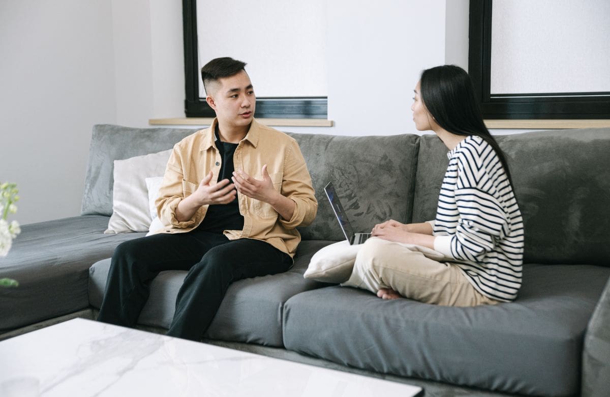 Cómo escuchar sin reaccionar a la defensiva: Esto hace tu cerebro cuando alguien expresa ideas contrarias a las tuyas y por qué sientes incomodidad cuando esto pasa | Foto: Especial (canva)