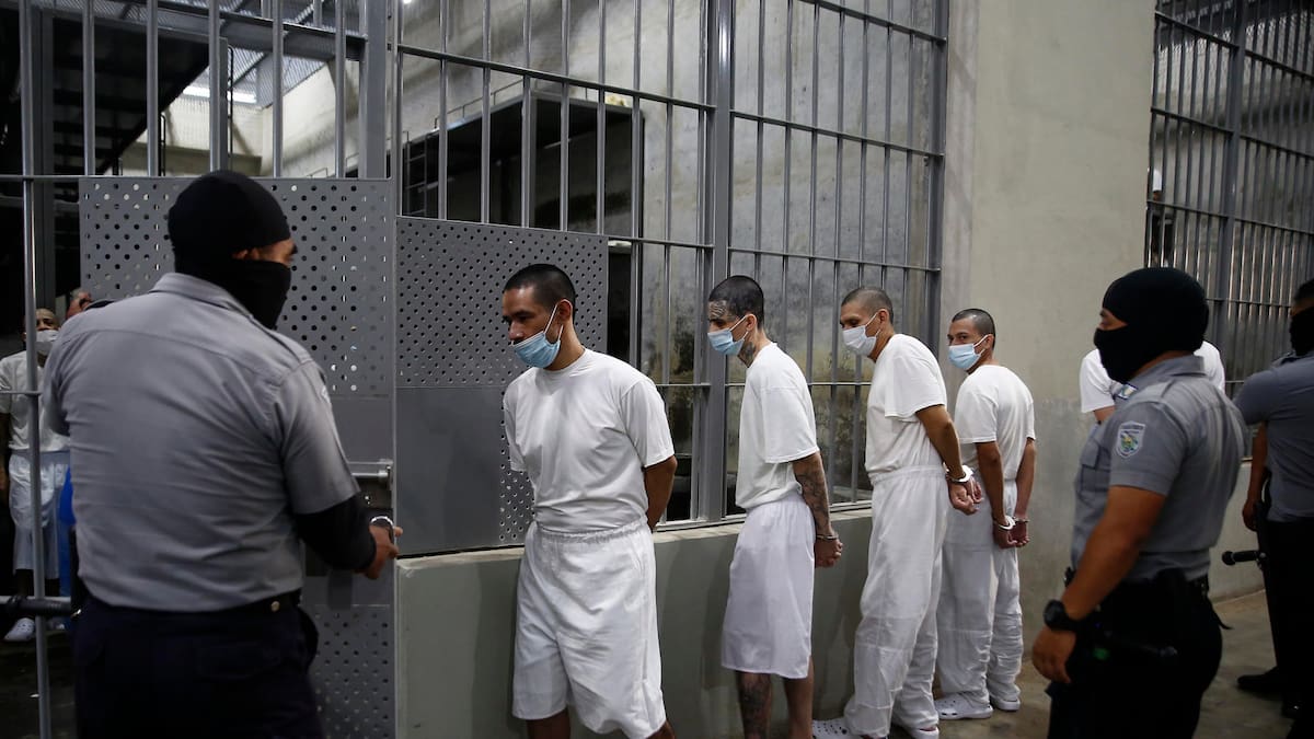 Salvadoreños deportados desde EEUU desaparecen en cárceles de El Salvador, denuncia Human Rights Watch