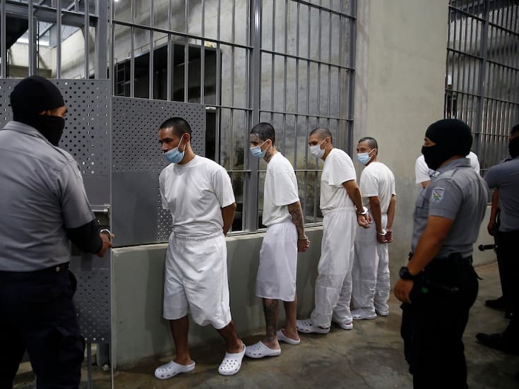 Salvadoreños deportados desde EEUU desaparecen en cárceles de El Salvador, denuncia Human Rights Watch