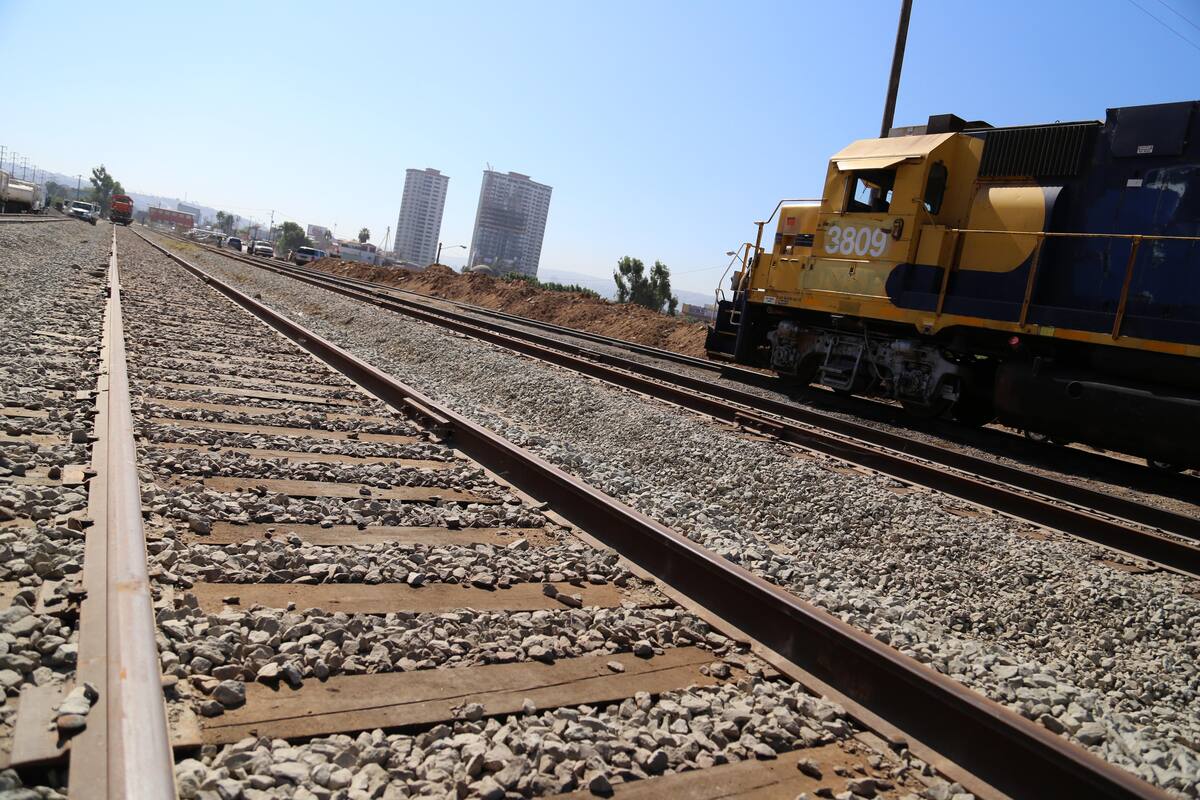 Hombre duerme en vías de tren y pierde ambos brazos
