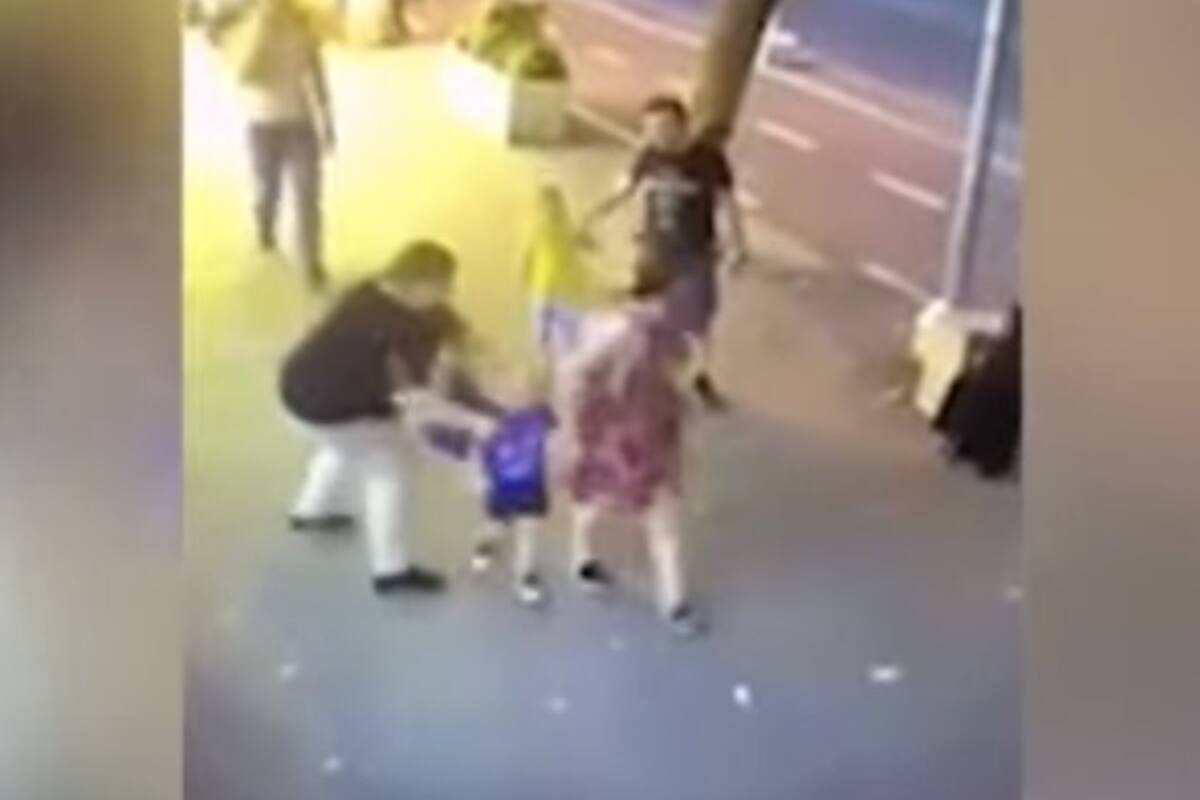 VIDEO: Sin razón, mujer apuñala a niño de 3 años en ¡la cara!