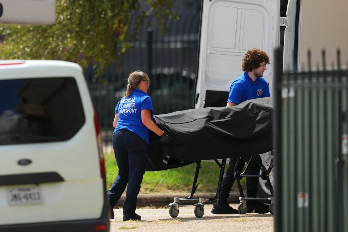 La policía acordona la calle cerca de una oficina del Servicio de Inmigración y Control de Aduanas de EE.UU. después de un tiroteo reportado, en Dallas, el miércoles 24 de septiembre de 2025. | Crédito: AP/Julio Cortez