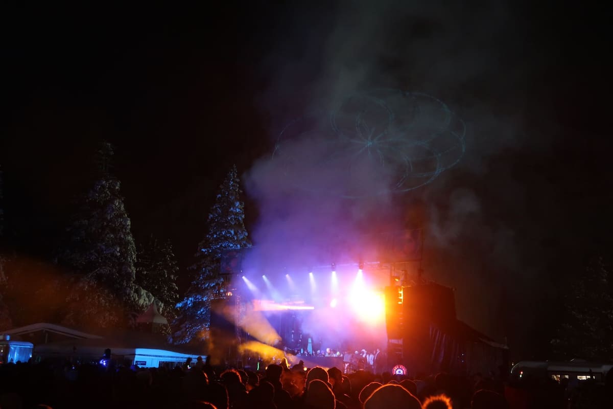 Artistas como Diplo, Loud Luxury, Wenzday, Valentino Khan, se presentaron en un escenario colocado entre las montañas de Palisades Tahoe, este 14 y 15 de diciembre.