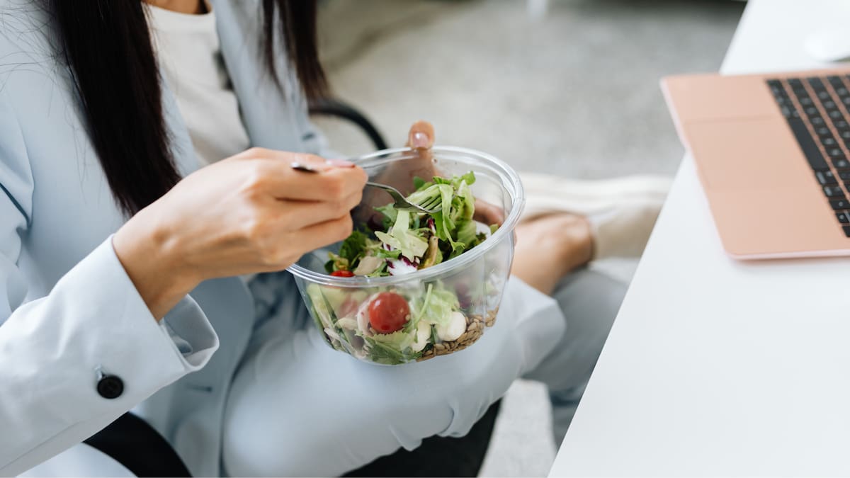 Dormir tres horas más por noche, realizar cerca de 25 minutos extra de ejercicio diario y mejorar de forma amplia la calidad de la dieta.