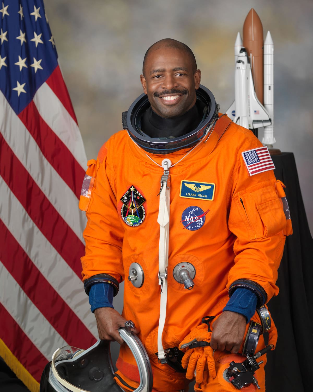 Imagen tomada de Wikipedia
Photo Date: 8-07-09
Location: Bldg. 8 Studio
Subject: Official Portrait of Leland Melvin
Photographer: Robert Markowitz