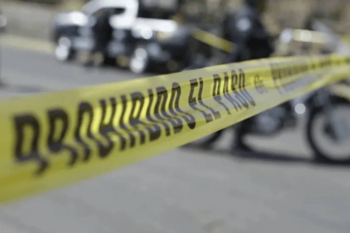 CDMX: Camioneta atropella a dos personas que viajaban en moto; hay un muerto