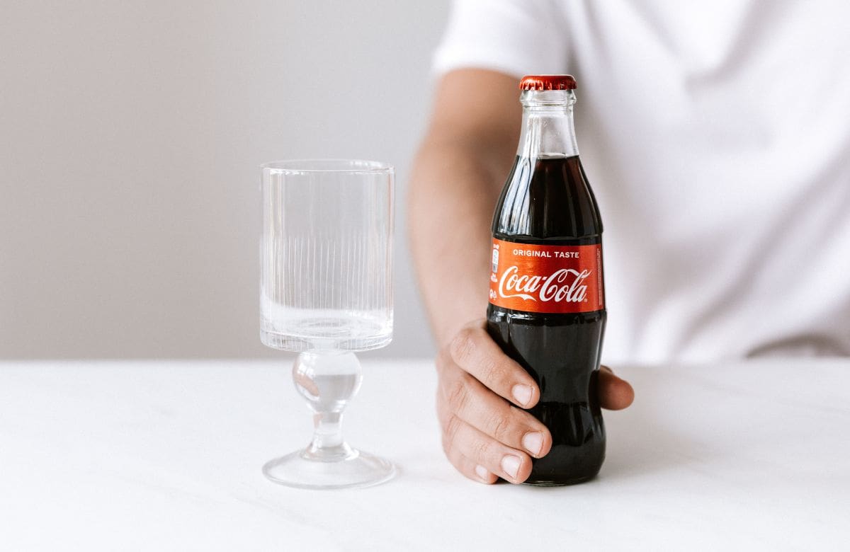 Las bebidas azucaradas podrían aumentar la ansiedad en jóvenes, señala estudio | Foto: Especial (canva)