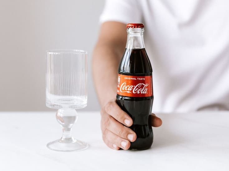 Las bebidas azucaradas podrían aumentar la ansiedad en jóvenes, señala estudio