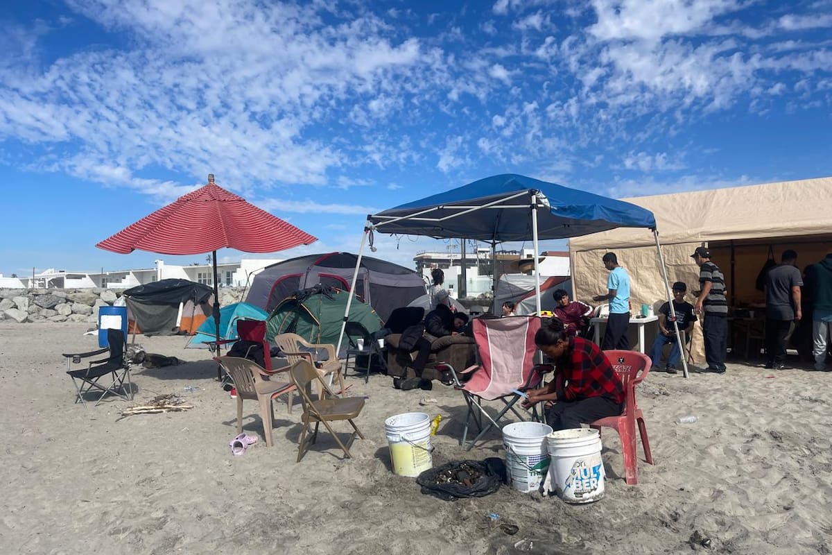 “Aquí nos vamos a quedar”, familia permanece en playa de Rosarito tras retiro de rescatistas en búsqueda de Obed